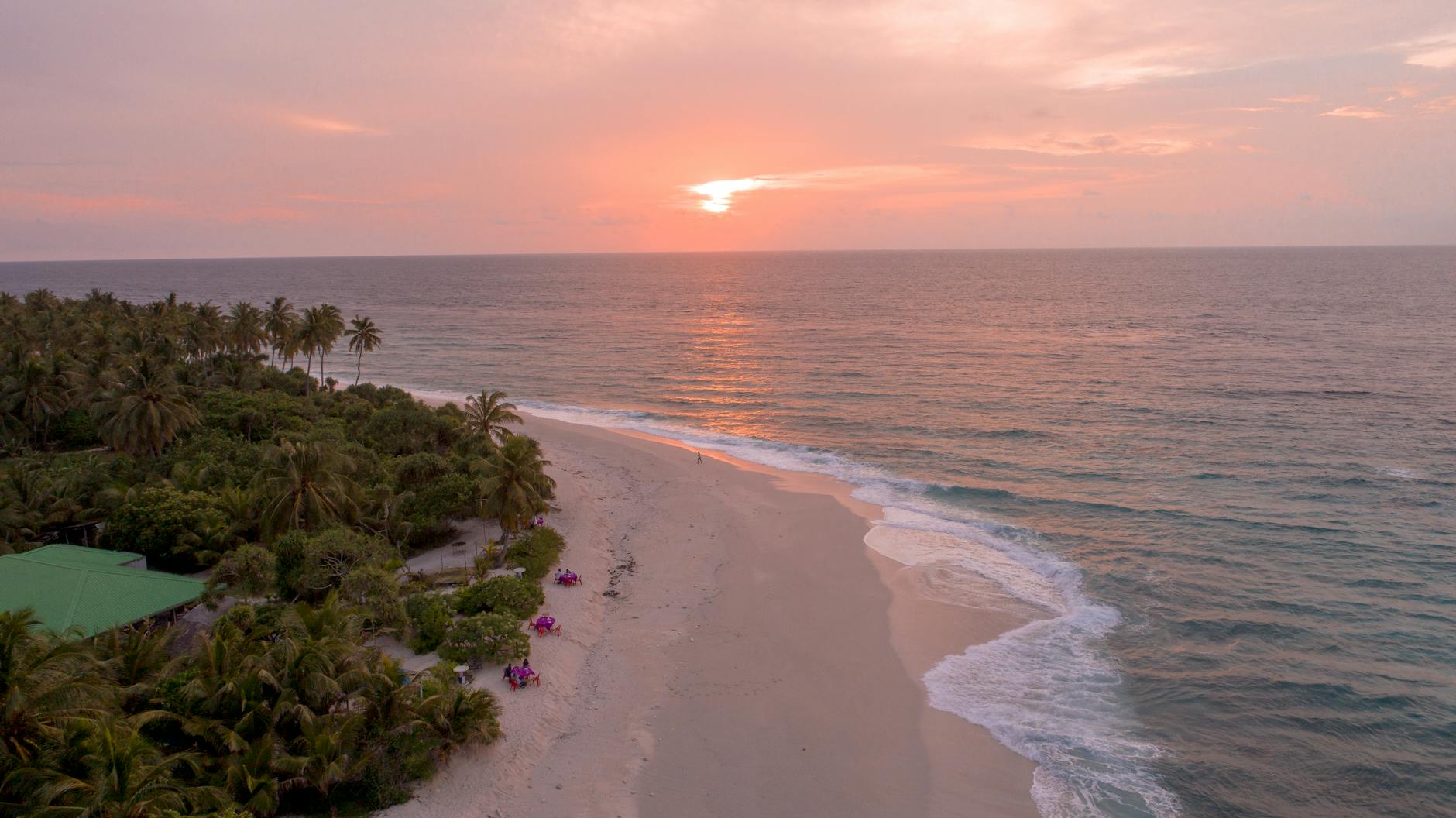 Lotniczy widok spokojnej plaży o zachodzie słońca nad Bałtykiem