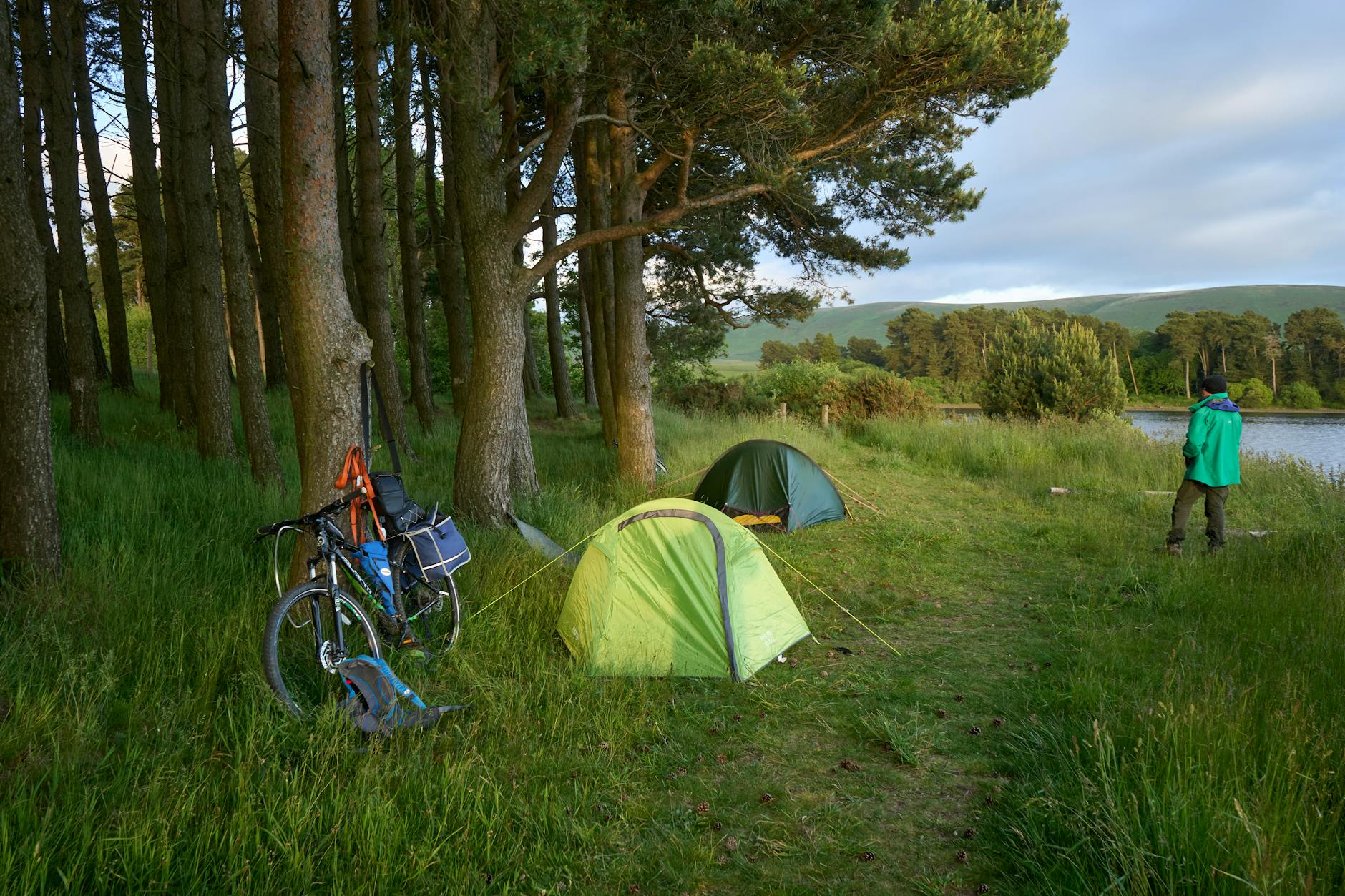 Namiot na spokojnym kempingu nad jeziorem w otoczeniu natury
