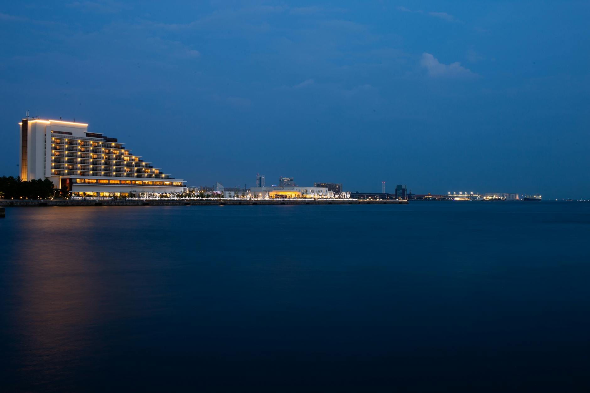 Nocny skyline miasta odbijający się w spokojnej tafli wody