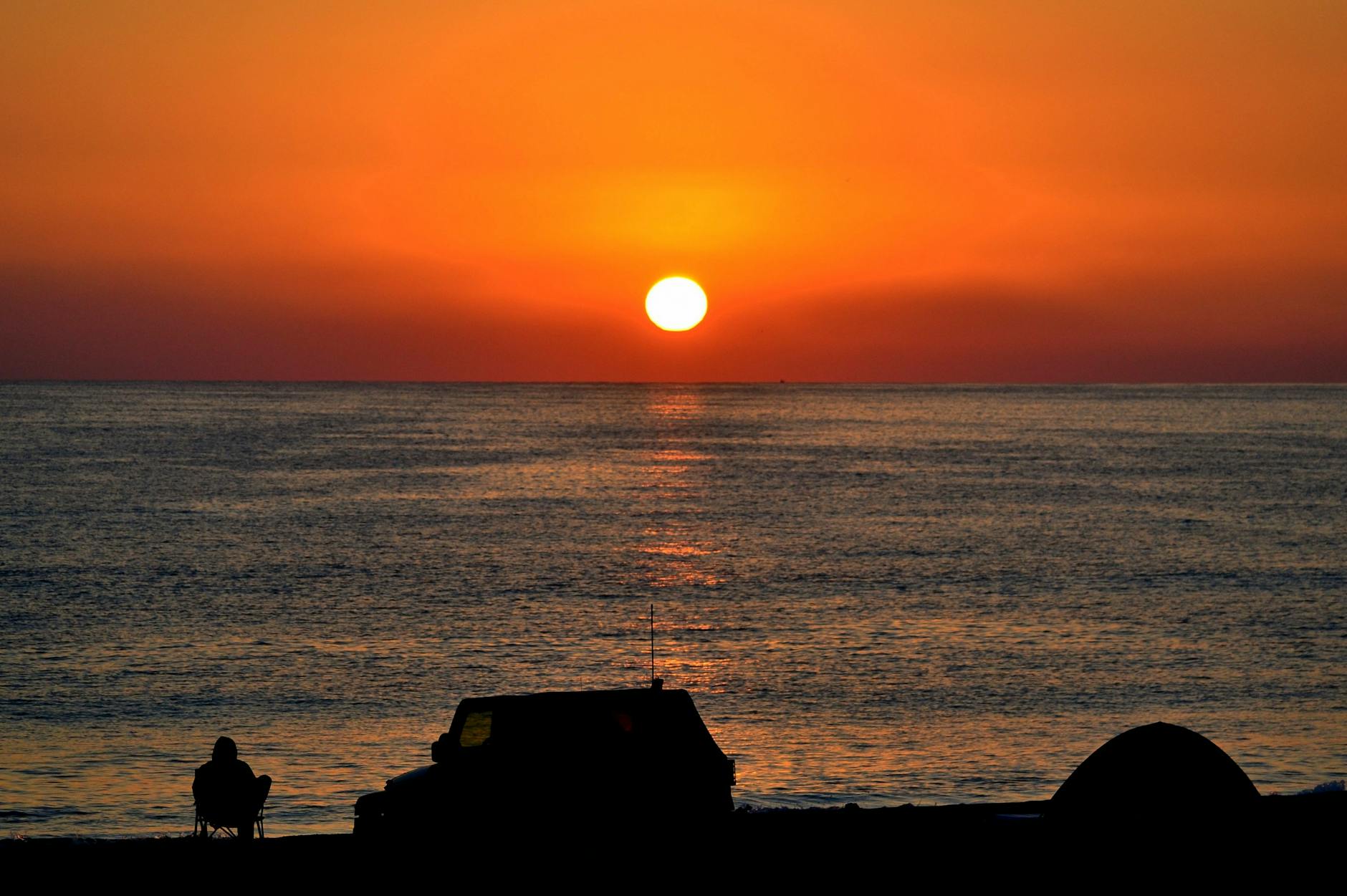 Plażowe pole namiotowe o świcie z widokiem na morze