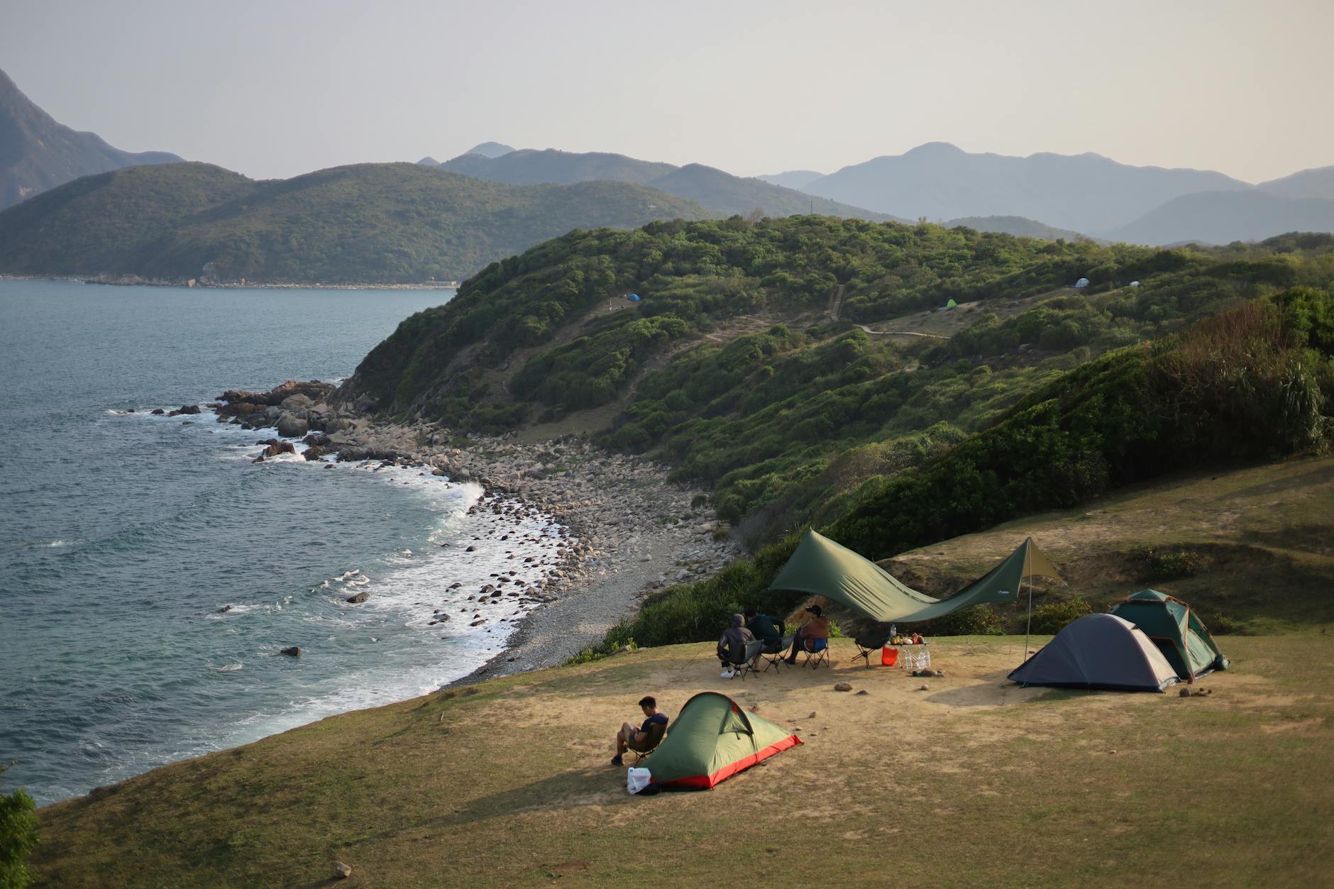 Pole namiotowe i kampery nad malowniczym wybrzeżem