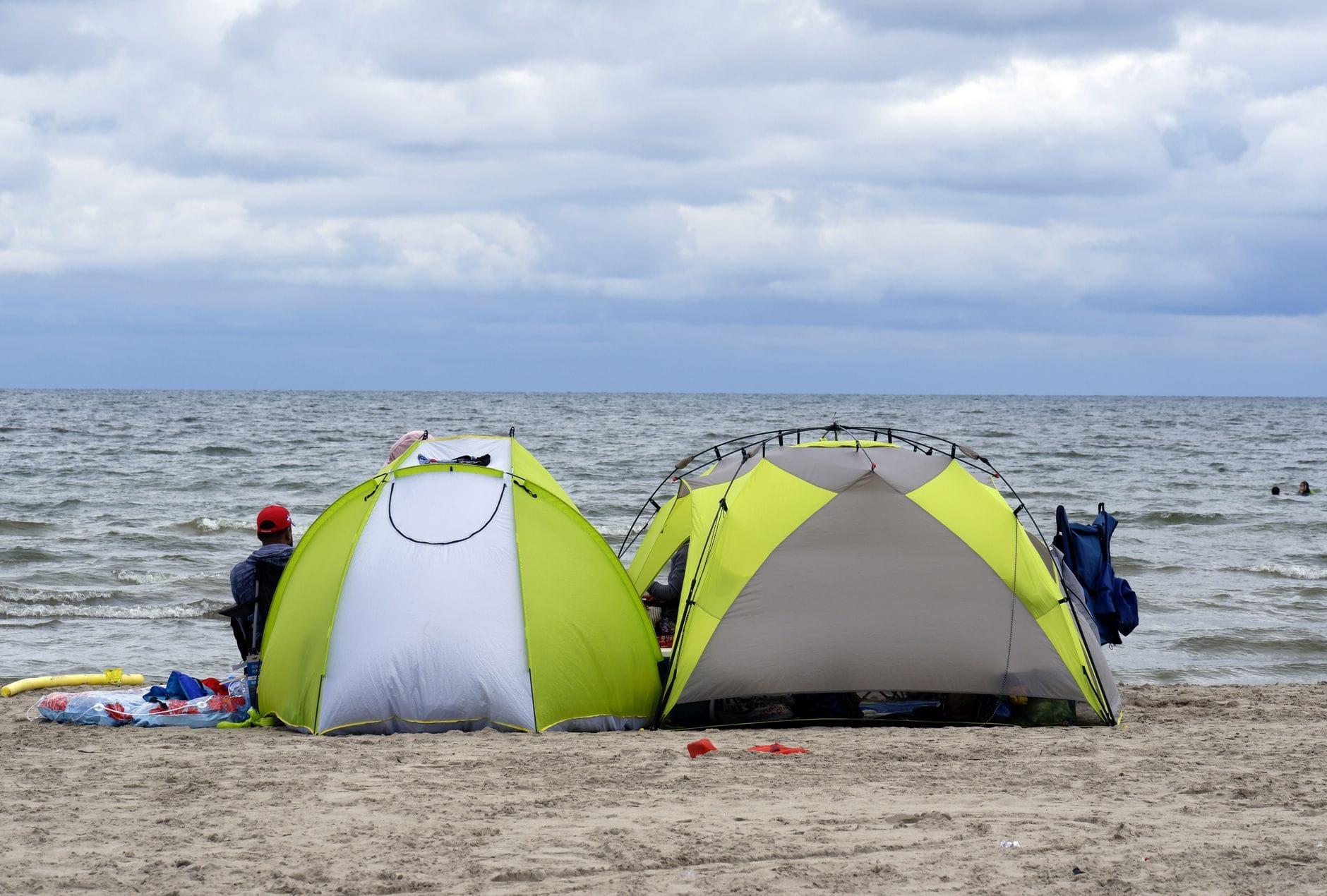 Namioty na plaży nad morzem pod pochmurnym niebem w Dziwnowie
